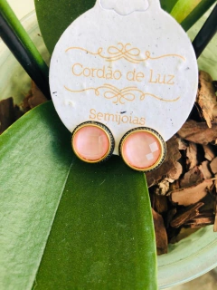 BRINCO BANHO OURO 18K E RODIO NEGRO COM PEDRA NATURAL MADEPÉROLA ROSA - Cordão de Luz Joias Finas