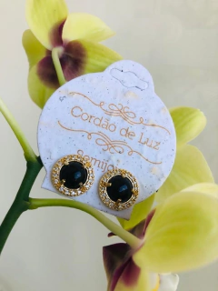 BRINCO BANHO OURO 18K CRAVEJADO DE ZIRCONIAS COM PEDRA NATURAL AGATHA NEGRA - Cordão de Luz Joias Finas