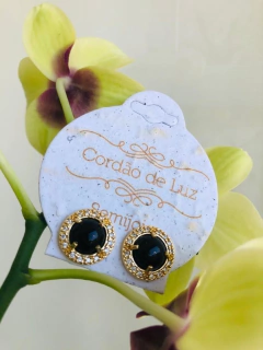 BRINCO BANHO OURO 18K CRAVEJADO DE ZIRCONIAS COM PEDRA NATURAL AGATHA NEGRA na internet