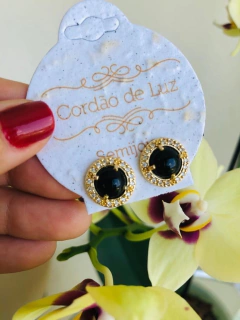 BRINCO BANHO OURO 18K CRAVEJADO DE ZIRCONIAS COM PEDRA NATURAL AGATHA NEGRA - comprar online