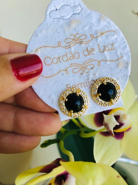 BRINCO BANHO OURO 18K CRAVEJADO DE ZIRCONIAS COM PEDRA NATURAL AGATHA NEGRA