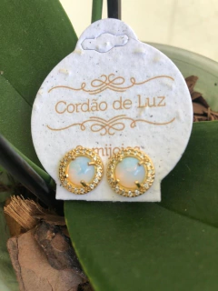 BRINCO CRAVEJADO DE ZIRCONIAS COM PEDRA OPALINA