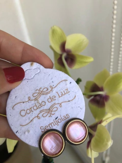 BRINCO BANHO OURO 18K E RODIO NEGRO COM PEDRA NATURAL MADEPÉROLA ROSA - comprar online