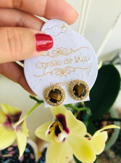 BRINCO BANHO OURO 18K CRAVEJADO DE ZIRCONIAS COM PEDRA NATURAL OLHO DE TIGRE