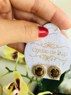 BRINCO BANHO OURO 18K CRAVEJADO DE ZIRCONIAS COM PEDRA NATURAL OLHO DE TIGRE na internet