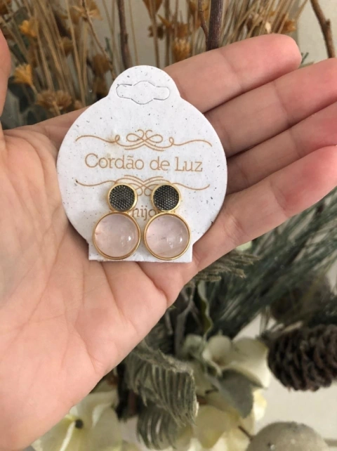 BRINCO BANHO OURO 18K E RÓDIO NEGRO COM PEDRA NATURAL QUARTZO ROSA