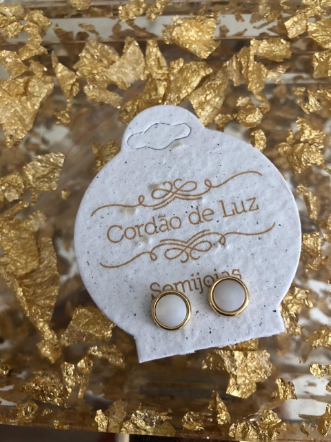 BRINCO REDONDO COM MADREPÉROLA DE 6,5MM