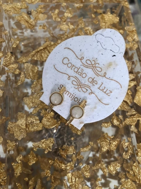 BRINCO EAR HOOK CONCHA NATURAL MADREPÉROLA