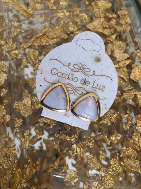 BRINCO TRIANGULO BANHO OURO 18K COM PEDRA OPALINA