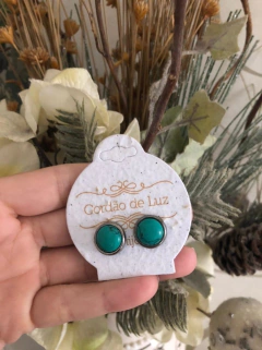 BRINCO EM PRATA ENVELHECIDA COM PEDRA NATURAL ESMERALDA