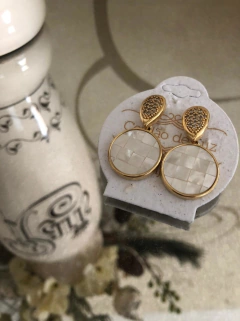 BRINCO MOSAICO CONCHA NATURAL MADREPÉROLA - Cordão de Luz Joias Finas