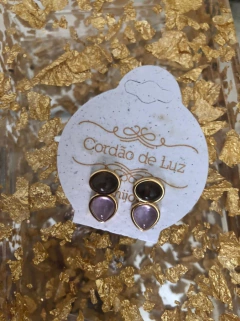 BRINCO BANHO OURO 18K PEDRAS NATURAIS FUME E AMETISTA - Cordão de Luz Joias Finas