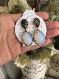 BRINCO EM PRATA ENVELHECIDA COM PEDRA OPALINA