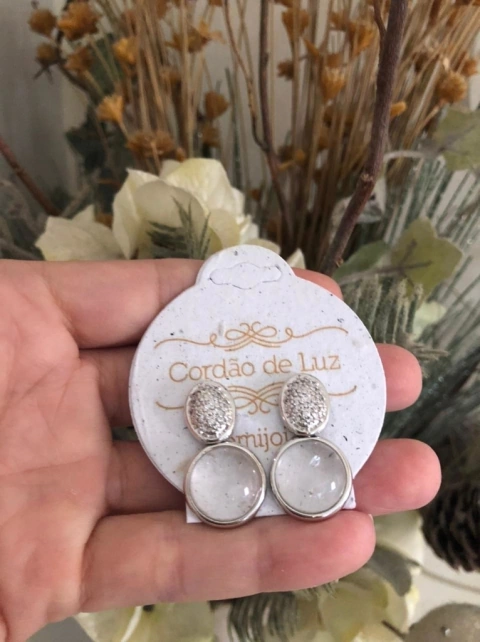 BRINCO BANHO RÓDIO BRANCO COM PEDRA NATURAL CRISTAL DE ROCHA