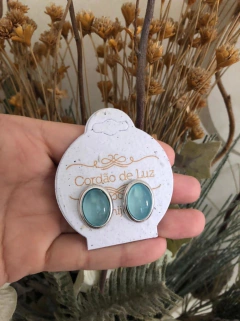 BRINCO OVAL BANHO RÓDIO COM PEDRA NATURAL AGATHA AZUL CÉU na internet