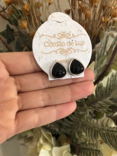 BRINCO GOTA BANHO RÓDIO COM PEDRA NATURAL AGATHA NEGRA