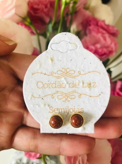 BRINCO BANHO OURO 18K REDONDO COM PEDRA NATURAL DO SOL 6,5MM