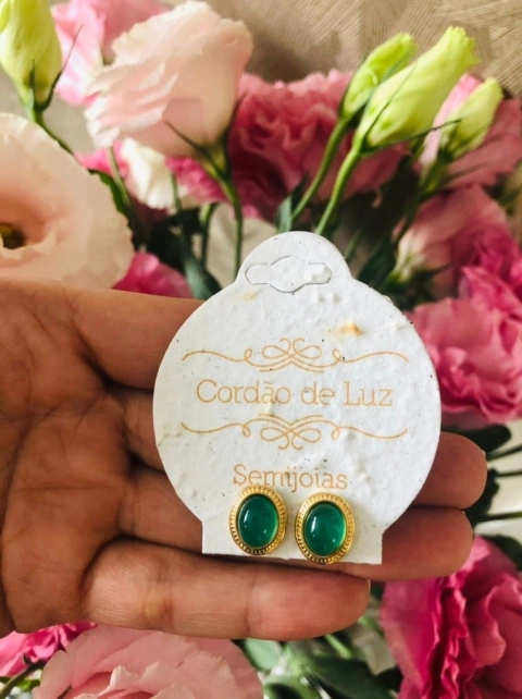 BRINCO MINI OVAL BANHO OURO 18K COM PEDRA NATURAL AGATHA VERDE