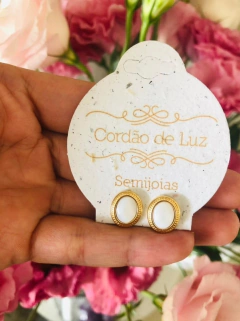 BRINCO MINI OVAL BANHO OURO 18K COM MADREPEROLA