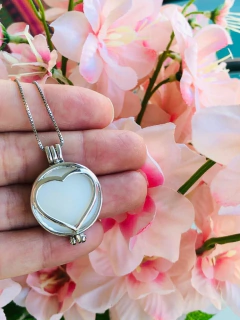 COLAR RELICÁRIO CÁPSULA CORAÇÃO COM PEDRAS 7 NATURAIS - comprar online