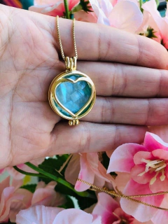 COLAR RELICARIO CÁPSULA CORAÇÃO COM 1 PEDRA NATURAL