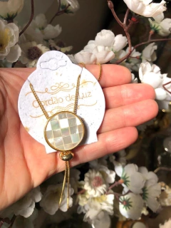 COLAR GRAVATINHA MOSAICO CONCHA NATURAL MADREPÉROLA na internet