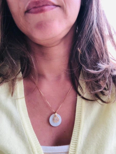 COLAR PINGENTE CRAVEJADO EM ZIRCONIAS COM A PEDRA NATURAL MADREPÉROLA - Cordão de Luz Joias Finas