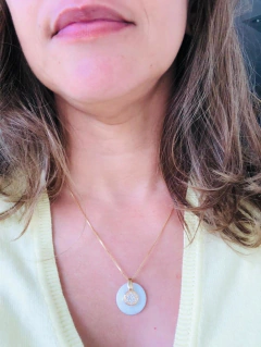 COLAR PINGENTE CRAVEJADO EM ZIRCONIAS COM A PEDRA NATURAL MADREPÉROLA - loja online