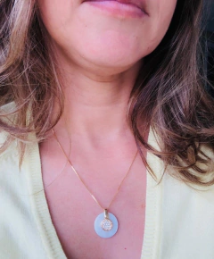 Imagem do COLAR PINGENTE CRAVEJADO EM ZIRCONIAS COM A PEDRA NATURAL MADREPÉROLA