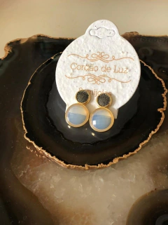 BRINCO COM APLICAÇÕES DE RÓDIO NEGRO E PEDRA NATURAL FACETADA OPALINA - loja online