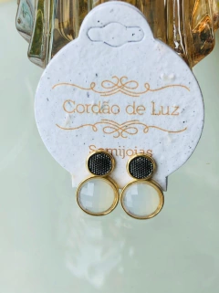 Imagem do BRINCO COM APLICAÇÕES DE RÓDIO NEGRO E PEDRA NATURAL FACETADA OPALINA