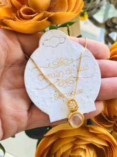 COLAR PINGENTE DUPLO EM ZIRCÔNIAS E PEDRA NATURAL QUARTZO ROSA - comprar online