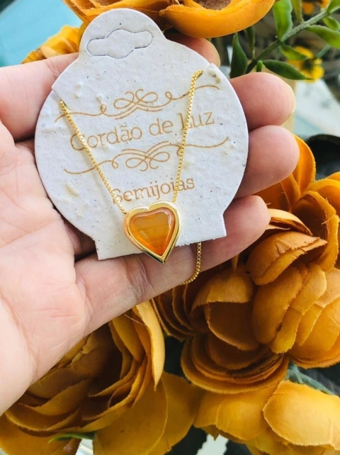 COLAR CORAÇÃO COM A PEDRA NATURAL AGATHA VERMELHA