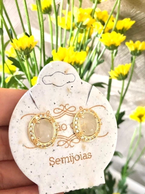 BRINCO CRAVEJADO DE ZIRCONIAS COM PEDRA NATURAL RUTILO