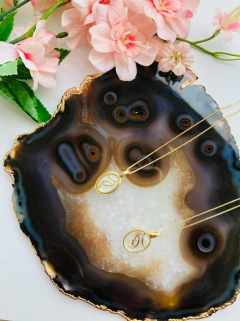 Imagem do COLAR COM PINGENTE DE NOSSA SENHORA EM PEDRA NATURAL MADREPÉROLA