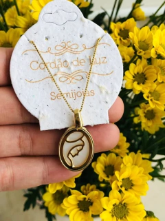 COLAR COM PINGENTE DE NOSSA SENHORA EM PEDRA NATURAL MADREPÉROLA