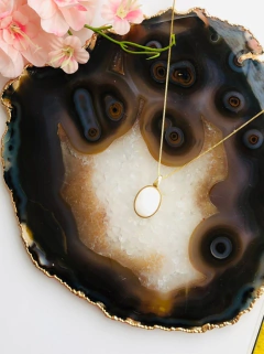 COLAR COM PINGENTE DE NOSSA SENHORA EM PEDRA NATURAL MADREPÉROLA - Cordão de Luz Joias Finas