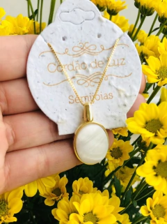 COLAR COM PINGENTE DE NOSSA SENHORA EM PEDRA NATURAL MADREPÉROLA - comprar online