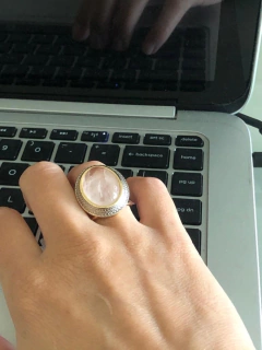 ANEL OVAL AJUSTÁVEL COM APLICAÇÕES DE RÓDIO BRANCO PEDRA NATURAL QUARTZO ROSA na internet