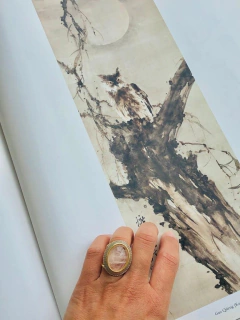 ANEL OVAL AJUSTÁVEL COM APLICAÇÕES DE RÓDIO BRANCO PEDRA NATURAL QUARTZO ROSA - Cordão de Luz Joias Finas