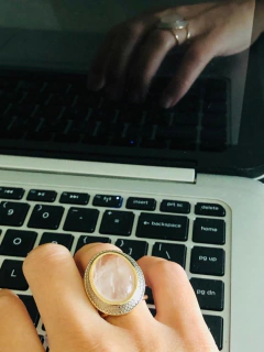 ANEL OVAL AJUSTÁVEL COM APLICAÇÕES DE RÓDIO BRANCO PEDRA NATURAL QUARTZO ROSA - loja online