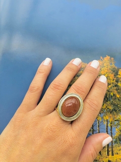 ANEL OVAL AJUSTÁVEL COM APLICAÇÕES DE RÓDIO BRANCO PEDRA NATURAL DO SOL - Cordão de Luz Joias Finas