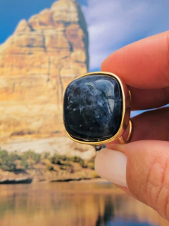 ANEL QUADRADO AJUSTÁVEL COM PEDRA NATURAL SODALITA - comprar online