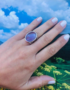 ANEL OVAL COM PEDRA NATURAL AMETISTA - Cordão de Luz Joias Finas