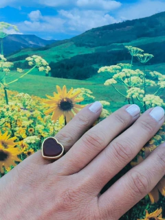 ANEL CORAÇÃO COM PEDRA NATURAL AGATHA VERMELHA