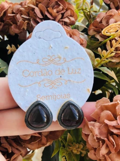 BRINCO GOTA COM APLICAÇÕES EM RÓDIO NEGRO PEDRA NATURAL OBSIDIANA - Cordão de Luz Joias Finas