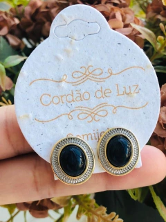 BRINCO OVAL COM APLICAÇÕES EM RÓDIO BRANCO PEDRA NATURAL SODALITA