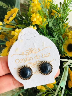 BRINCO EM PRATA ENVELHECIDA PEDRA NATURAL REDONDA SODALITA