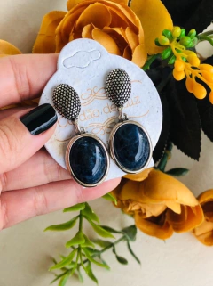 BRINCO EM PRATA ENVELHECIDA COM PEDRA NATURAL SODALITA