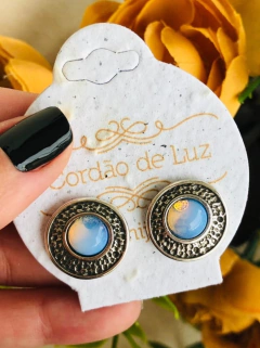 BRINCO EM PRATA ENVELHECIDA COM PEDRA OPALINA na internet